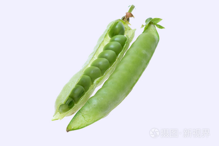 在白色背景上的新鲜绿豌豆