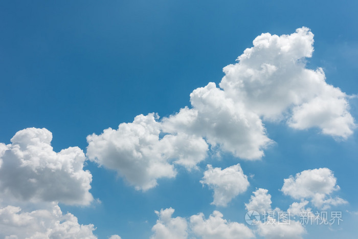 在蓝色天空背景下 白色的云多云照片 正版商用图片1oxg00 摄图新视界