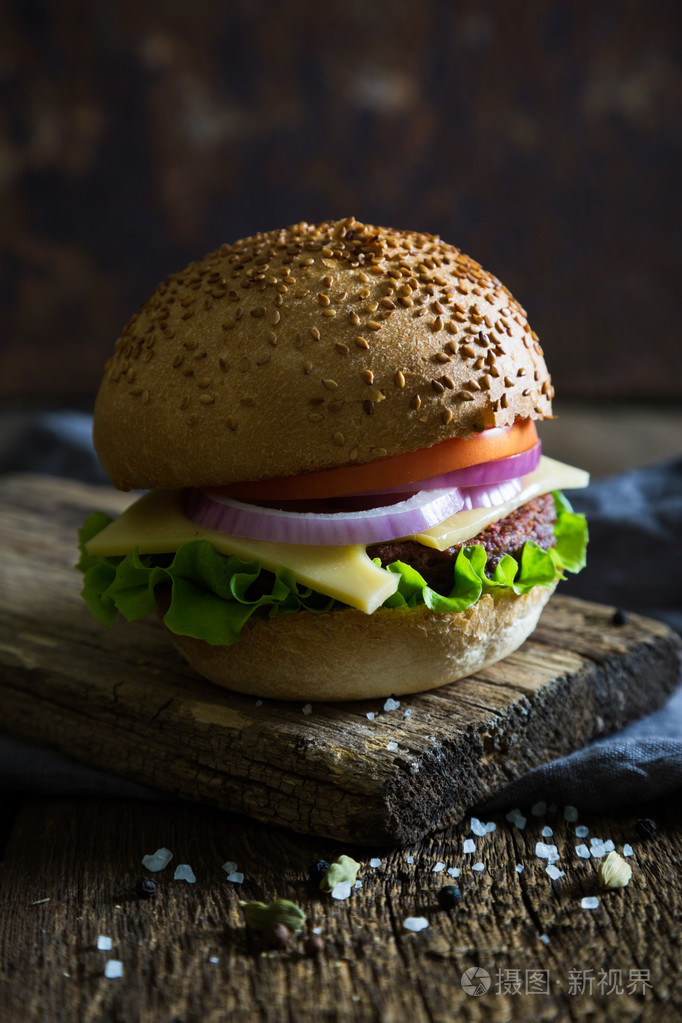 在木桌上的汉堡包