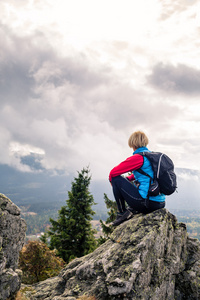 女人在秋天山林徒步旅行图片