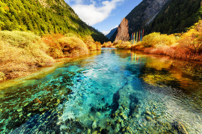 美丽的蔚蓝清澈的河水在群山中流淌