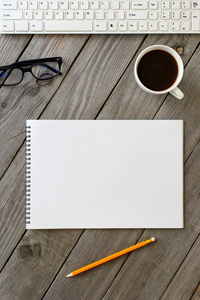 木制的桌子上的素描本图片-木制的桌子上的素描本素材-木制的桌子上的