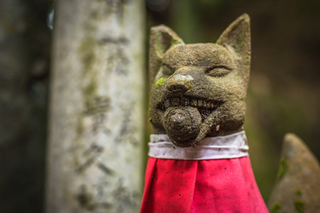 伏见 inari 神社狐狸雕塑伏见 inari 神殿,与托里盖茨是在日本京都