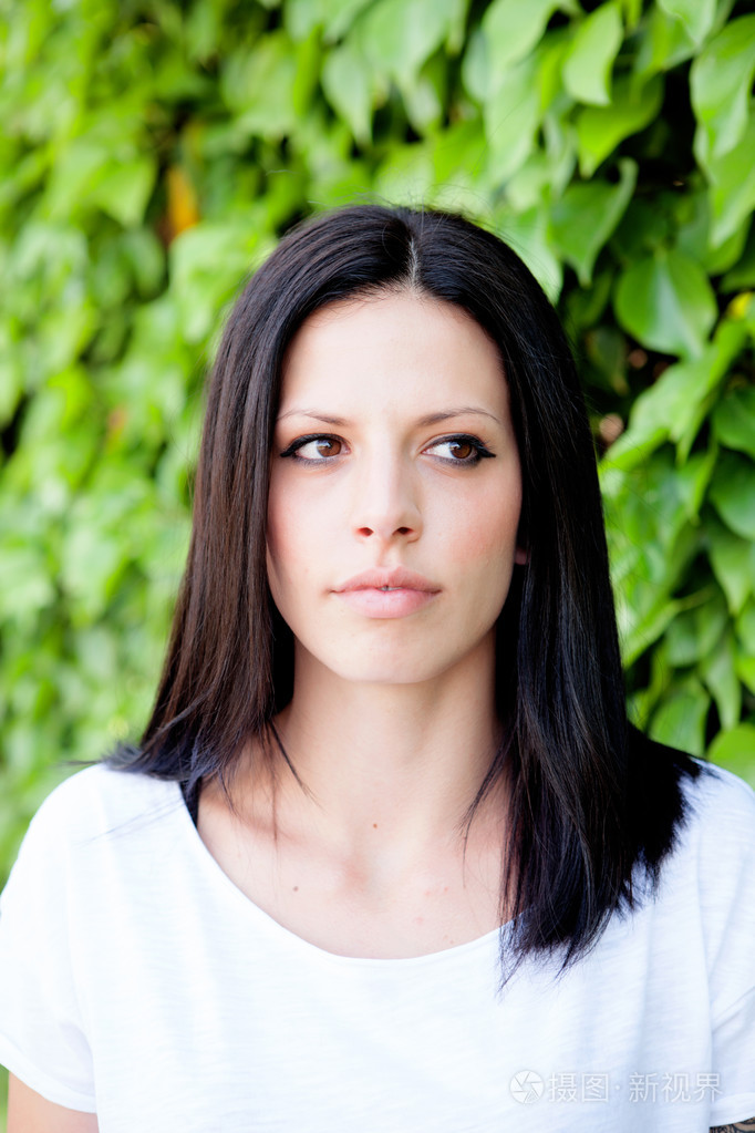 年轻漂亮的女人深棕色头发