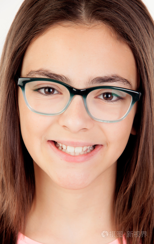 戴眼镜的漂亮preteenager女孩