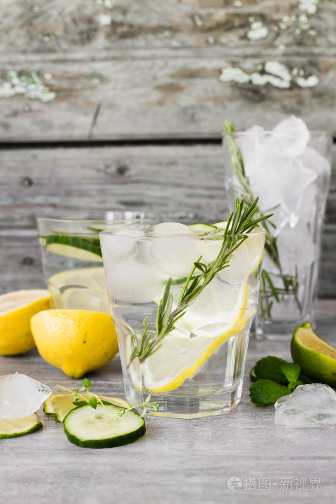 新鲜的冰镇的柠檬水