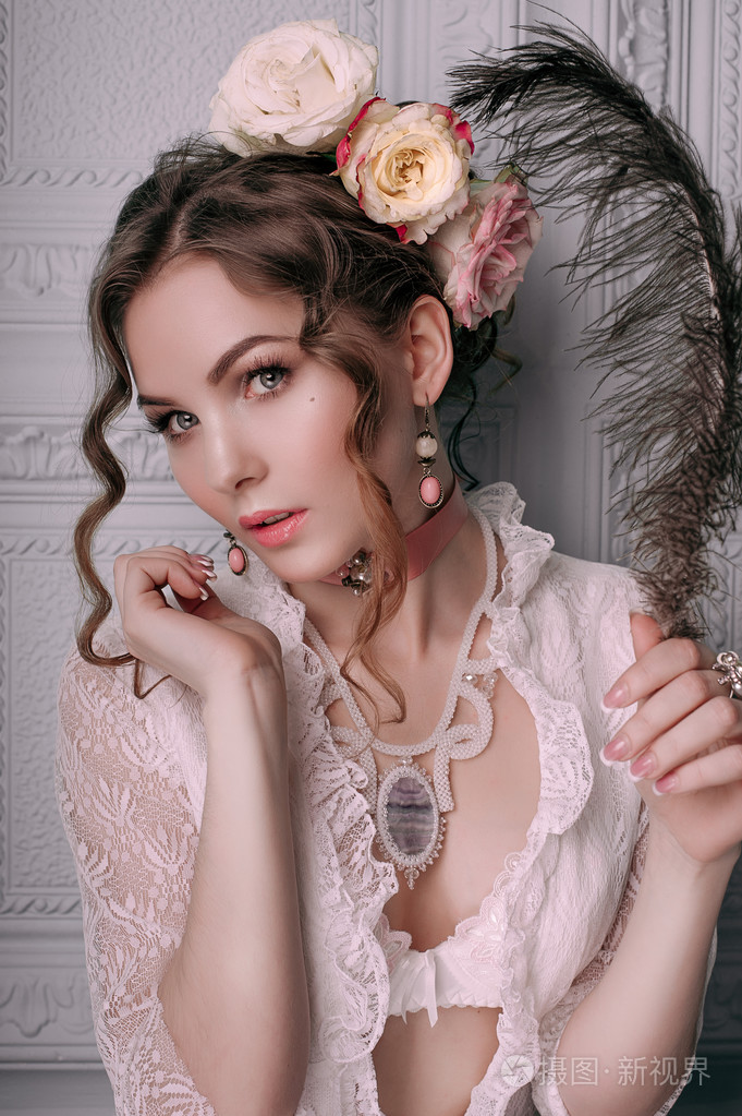 美丽的年轻性感的女人, 头发装饰着鲜花.完美的化妆.美容时尚.睫毛.