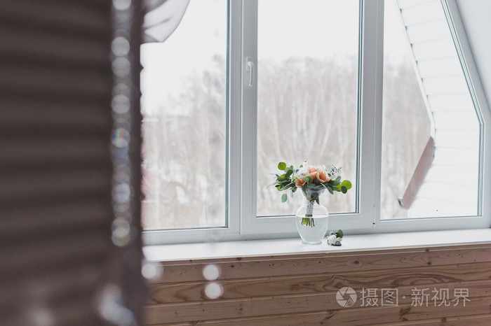 窗台上一束鲜花美丽的窗户6352