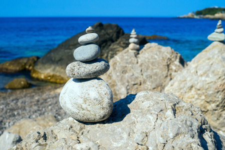 小金字塔是由黑海的大岩石上图片