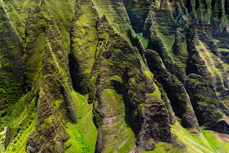 崎岖的橙色峭壁图片