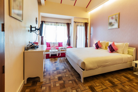 泰国度假村带床的现代风格客厅图片