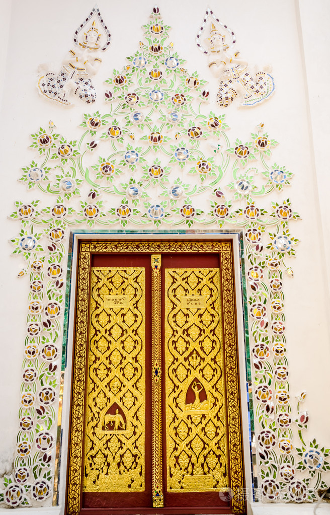 金色的大门在泰国的寺庙