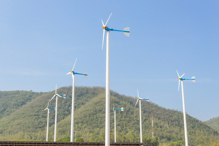 替代能源的的风力发电机组图片