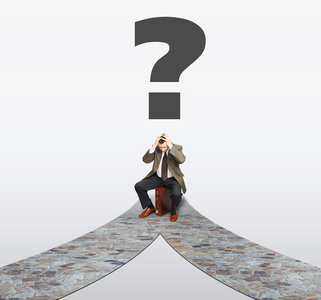 分岔口在路的分岔口的绝望商人.概念的艰难选择照片