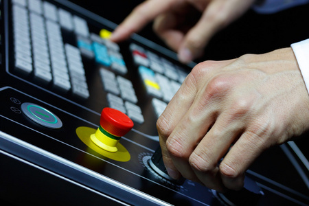 操作控制的数控加工中心照片