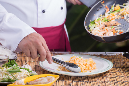 厨师翻面由钳照片