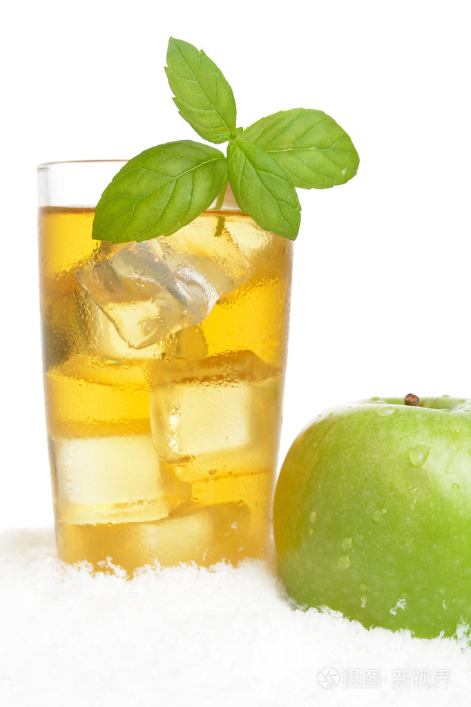 苹果汁,冰块在雪地上的白色薄荷