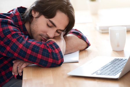 趴在桌子令人愉快的人趴在桌子上睡觉照片