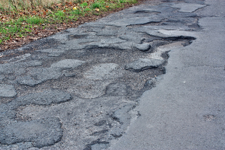 糟糕的道路沥青照片