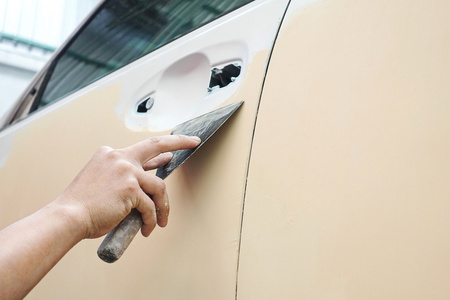 汽车车身工作汽车修补漆喷涂在事故发生后照片