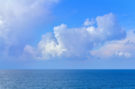 在明亮的一天大海蓬松白 浑浊的上空摄影图