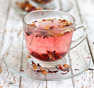 红色水果茶在透明的玻璃杯子图片