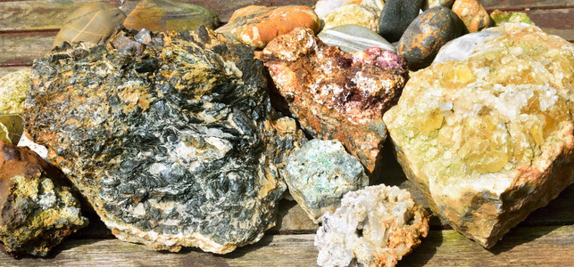 地质学家的岩石和矿物的集合图片