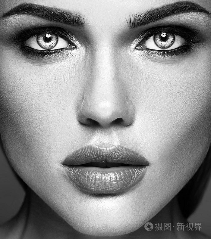 黑白照片的性感魅力美女模型小姐与日常妆及清洁健康皮肤的脸