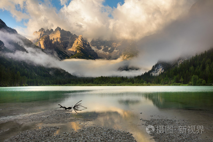 高山湖在多雾的早晨。景观，阿尔卑斯山，意大利欧洲