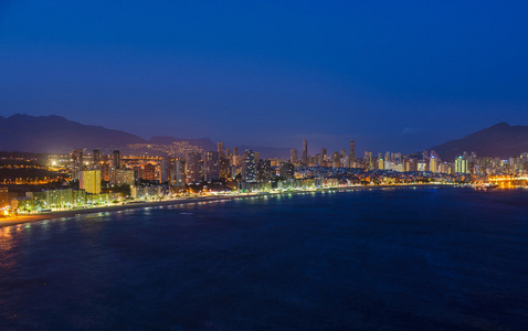 斯托尼海岸线与城市的灯光在贝尼多姆海岸线的夜景照片