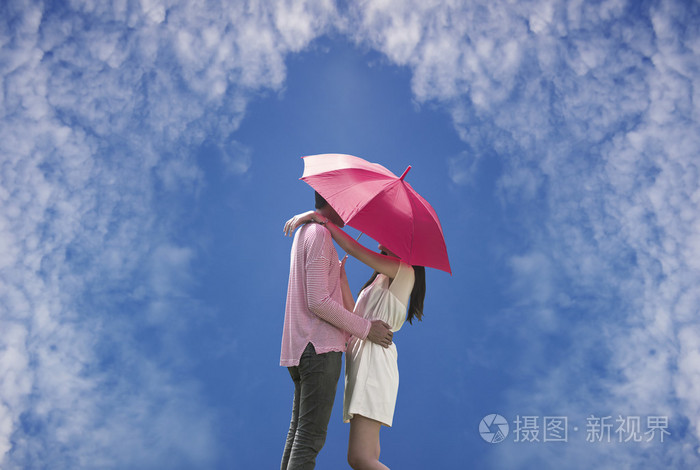情人在星空背景下的红伞
