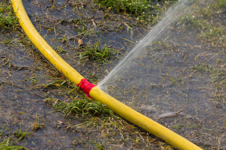 水管在浇水时漏水照片
