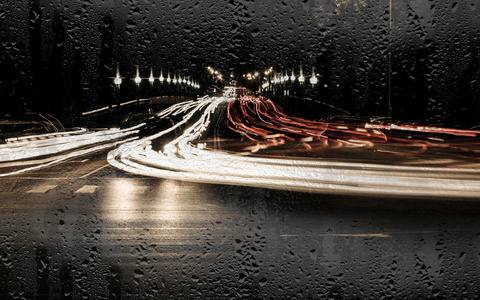 通过与雨滴玻璃街的夜景图片