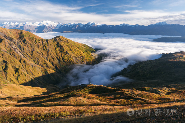 格鲁吉亚山区的晨雾