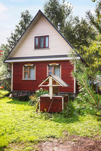 在前面的国家小屋井汲水图片