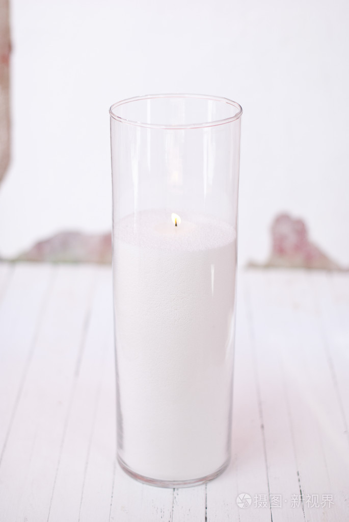 在玻璃花瓶柱白烛