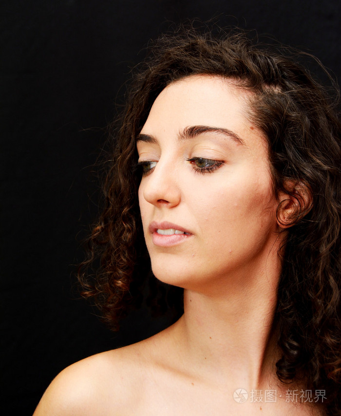 美丽女人肖像在黑色的背景