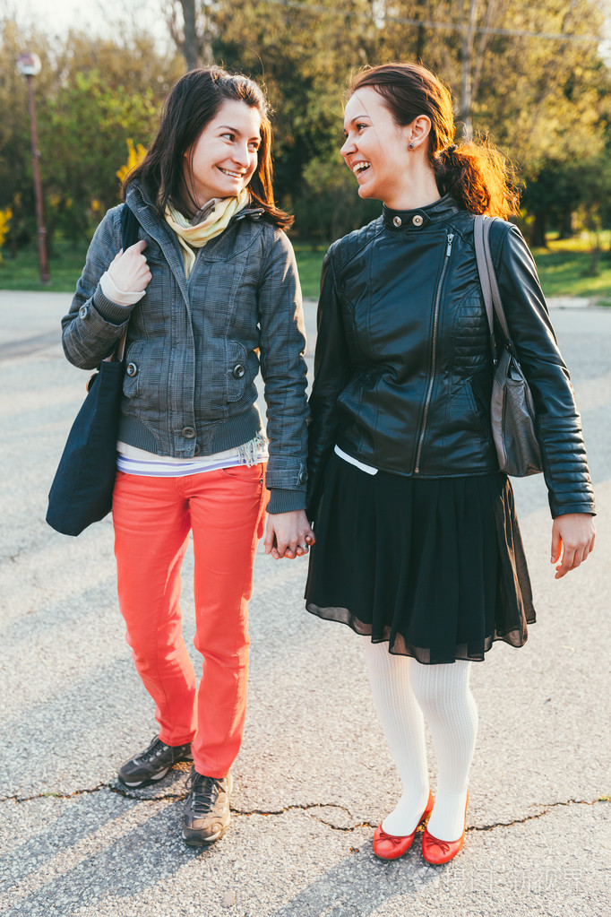 在公园里的朋友照片-正版商用图片1p03d7-摄图新视界