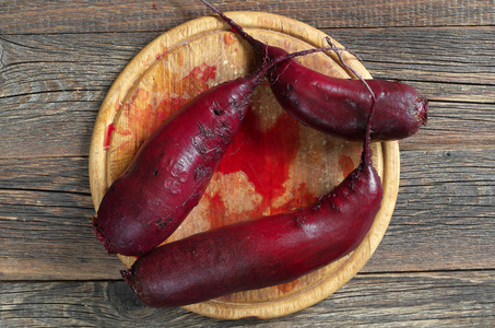 长长的红甜菜根图片