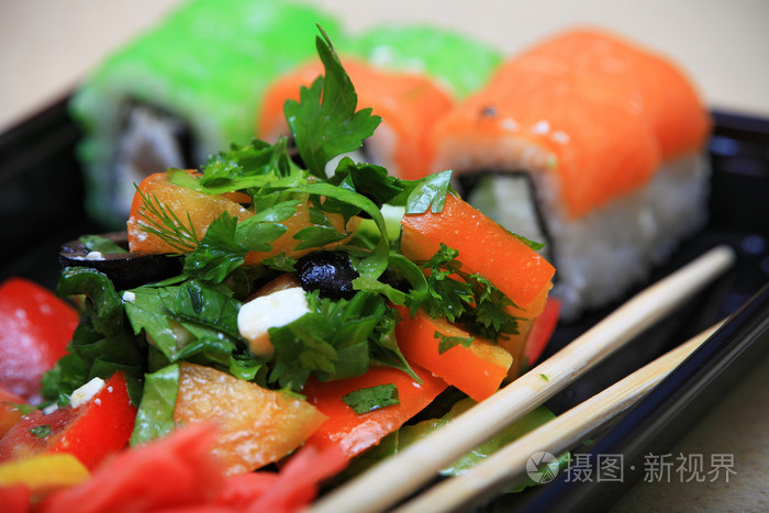 蔬菜沙拉与日本卷