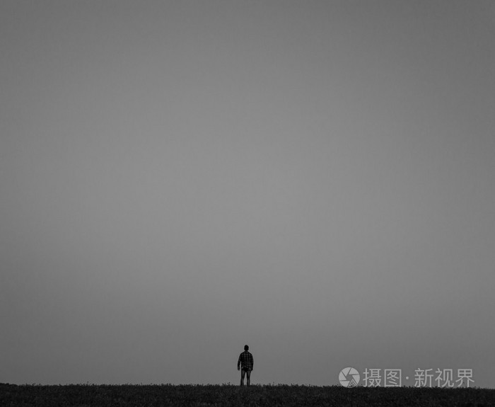 孤独的人站在地平线上