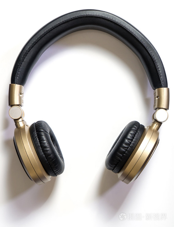 金无线音频高保真耳机上白色阴影与孤立