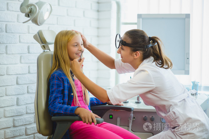 耳鼻喉医生或耳鼻喉科医生检查孩子鼻子