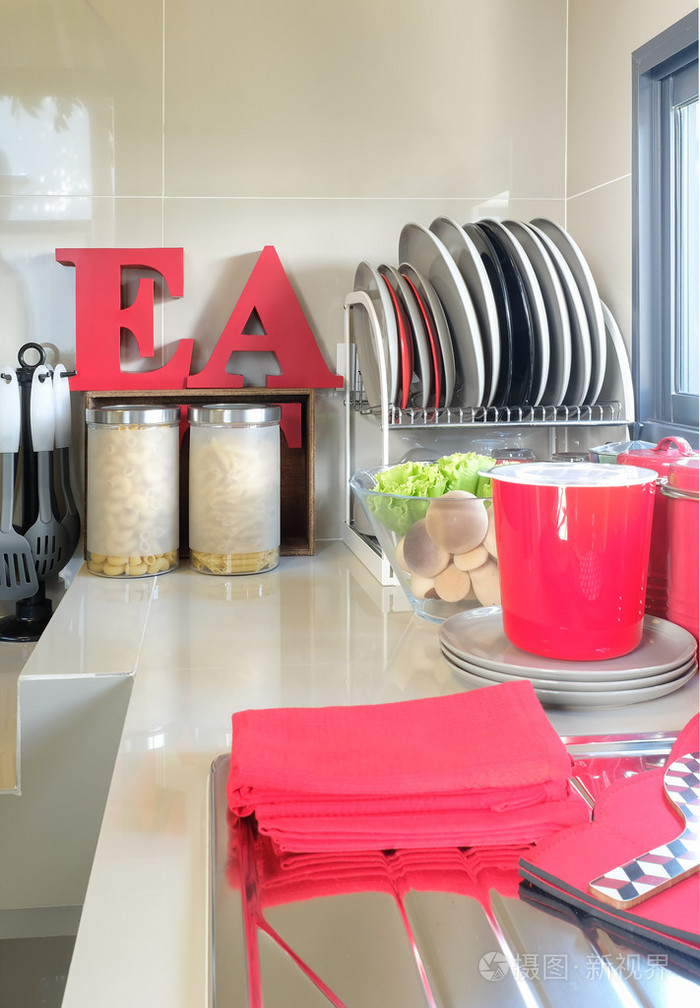 厨房用具和器皿在家里的厨房的柜台上