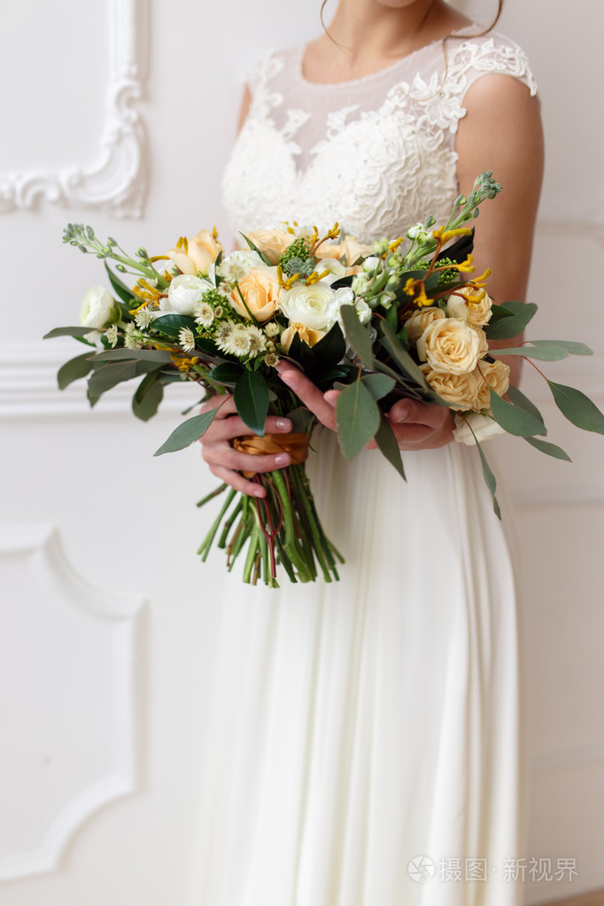 新娘的乡村风格抱着花束婚礼花束