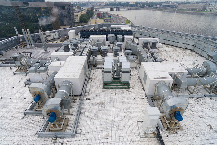 鸟瞰图的一座现代建筑屋顶上的设备