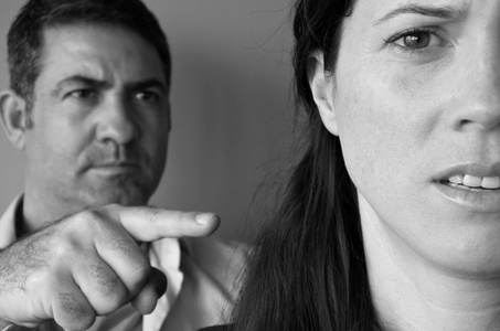 责怪他的妻子的男人照片