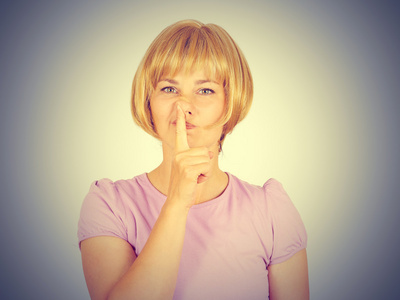 挖鼻子一个年轻漂亮的女人的肖像挖鼻子照片