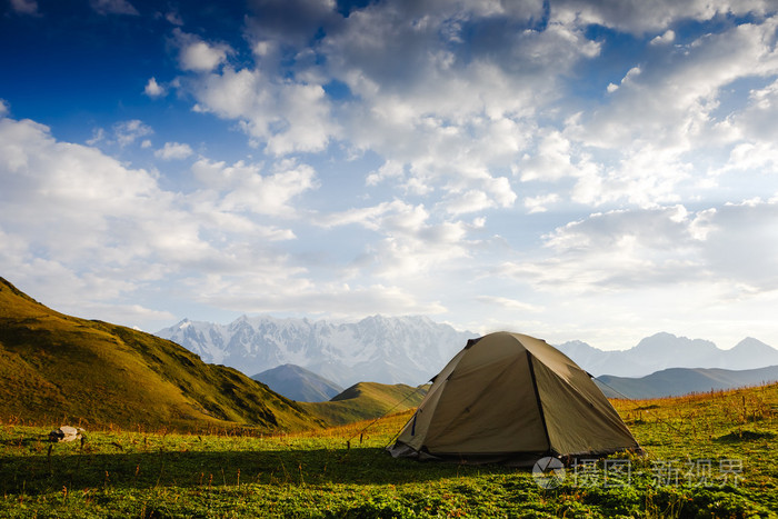 旅游帐篷在草地上营