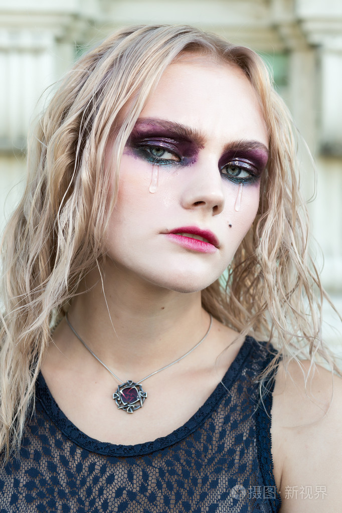 一个漂亮的金发女孩的时尚哥特式风格画像